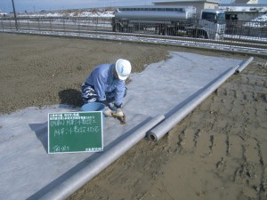 重ね幅は５０㎝、砕石の下になるので半永久的に防草します。